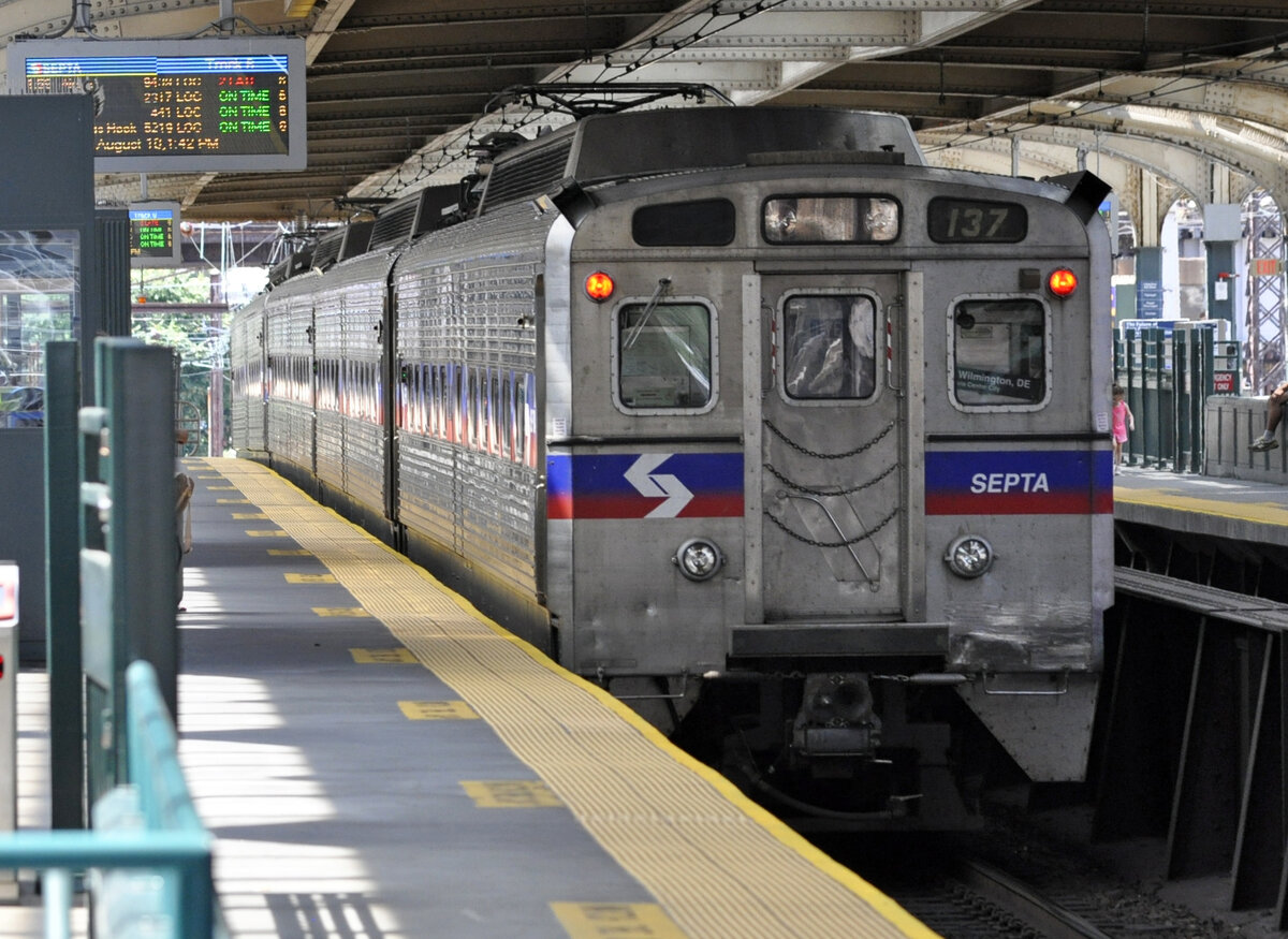 Silverliner IV SEPTA 137, Philadelphia 30th Street Station, obere Platform, Gleis 6, 10.08.2019. Zug hat leichte Verspätung, zur Weiterfahrt Richtung Wilmington. SEPTA ist das Unternehmen für den Nahverkehr im Großraum Philadelphia, das seit 2012 zwei Baureihen von Elektrotriebwagen im Einsatz hat: Silverliner IV (von General Electric) und Silverliner V (von Hyundai Rotem). 
