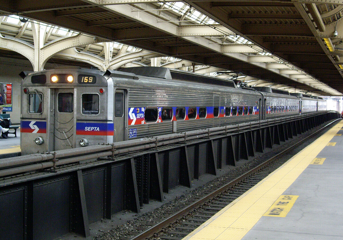 Silverliner IV SEPTA 159, Philadelphia 30th Street Station, obere Platform, 22.06.2012. Zug wartet auf Abfahrt nach Chestnut Hill East.