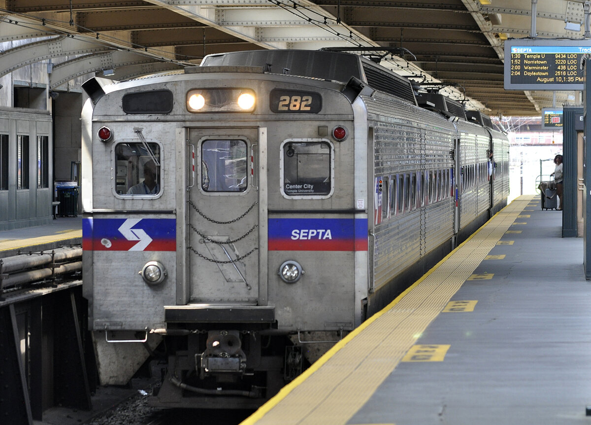 Silverliner IV SEPTA 282, Philadelphia 30th Street Station, obere Platform, 10.08.2019. Drei-Wagen-Einheit auf Gleis 5 wartet mit leichter Verspätung auf Abfahrt nach Temple University.
