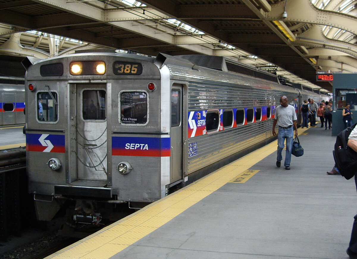 Silverliner IV SEPTA 385, Philadelphia 30th Street Station, obere Platform, 22.06.2012. Zug steht auf Gleis 5 zur Abfahrt Richtung Fox Chase.
