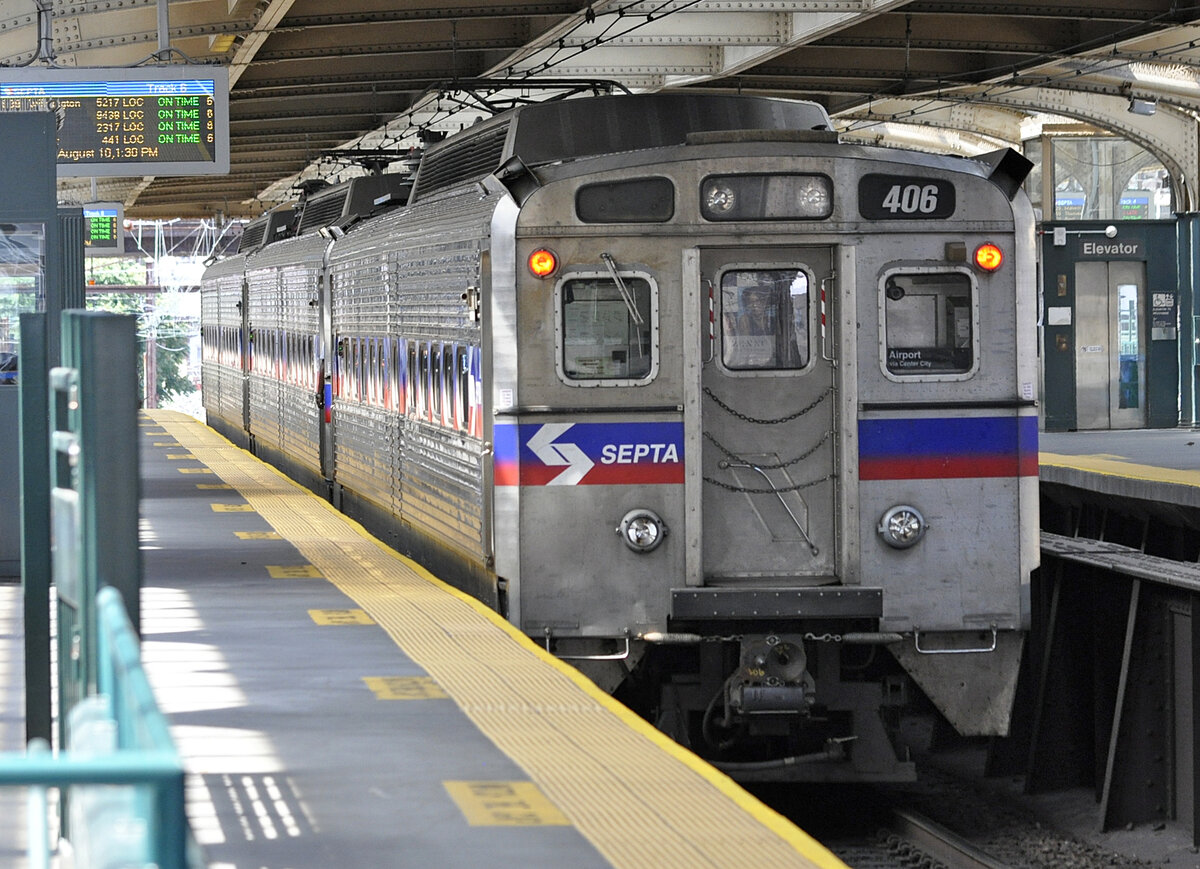 Silverliner IV SEPTA 406, Philadelphia 30th Street Station, obere Platform, 10.08.2019. Zug steht auf Gleis 6 und wartet auf die pünktliche Abfahrt nach Wilmington, Delaware. Im Display des Fensters steht allerdings Airport, offenbar nicht aktuell.