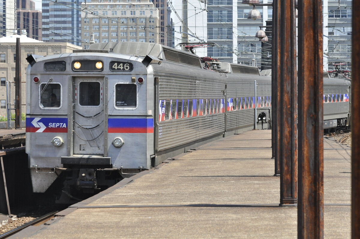 Silverliner IV SEPTA 446, Philadelphia 30th Street Station, obere Platform, 10.08.2019. Einfahrt in den Bahnhof, zur Weiterfahrt zum Flughafen.