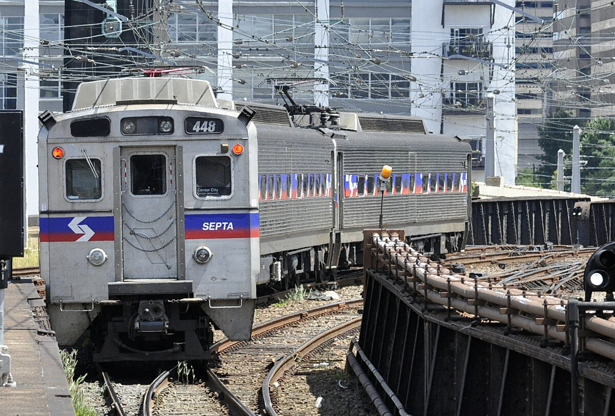 Silverliner IV SEPTA 448, Frontalansicht, Einfahrt in den Bahnhof Philadelphia 30th Street Station, obere Platform, Zielrichtung Temple University, 10.08.2019. 