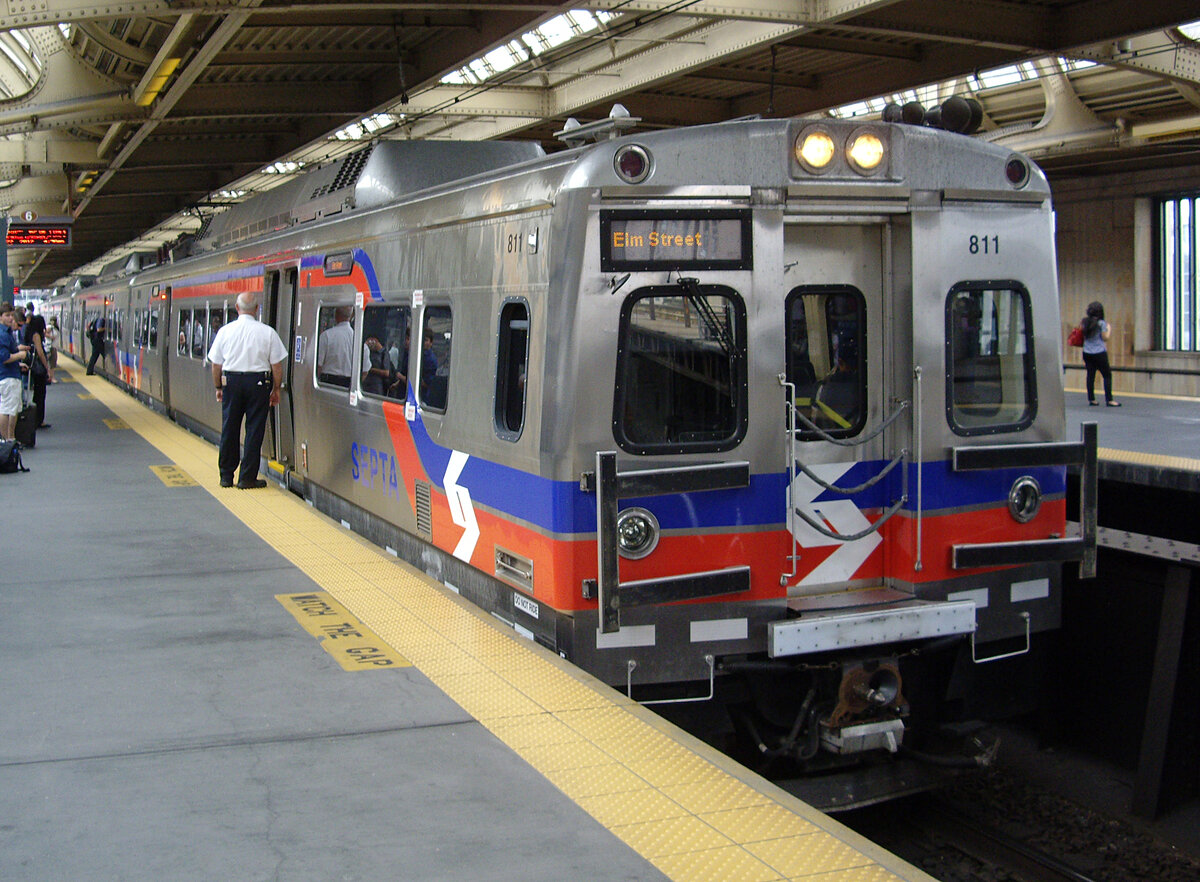 Silverliner V SEPTA 811, Philadelphia 30th Street Station, obere Platform Gleis 6, 22.06.2012. Zug wartet auf Abfahrt nach Elm Street.