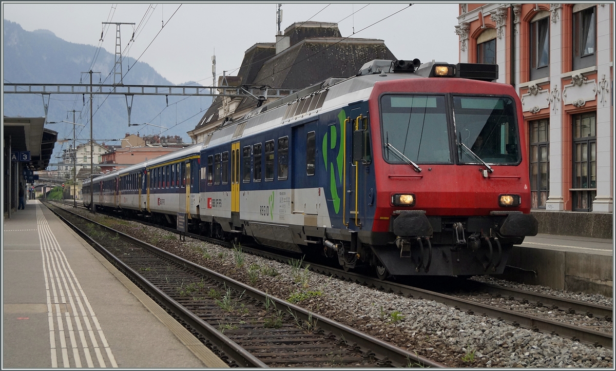 Simons Fototipp: Auch die Rückleistung, der IR 1426 von Brig nach Geneve Aéroport verkehrte heute statt mit einer Re 460 und Komposition mit einem RABe 562 Pendelzug. Hier bei der Abfahrt in Montreux am 18. April 2014