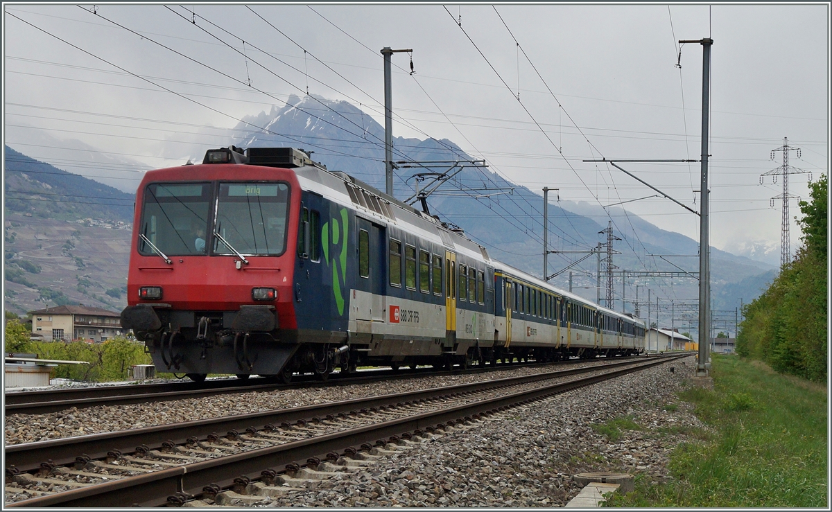 Simons Fototipp: Der sonst mit Re 460 und Komposition geführte IR 1411 wird heute mit einem RABe 562 Pedelzug geführt. 
Bei Ardon, den 18. April 2014