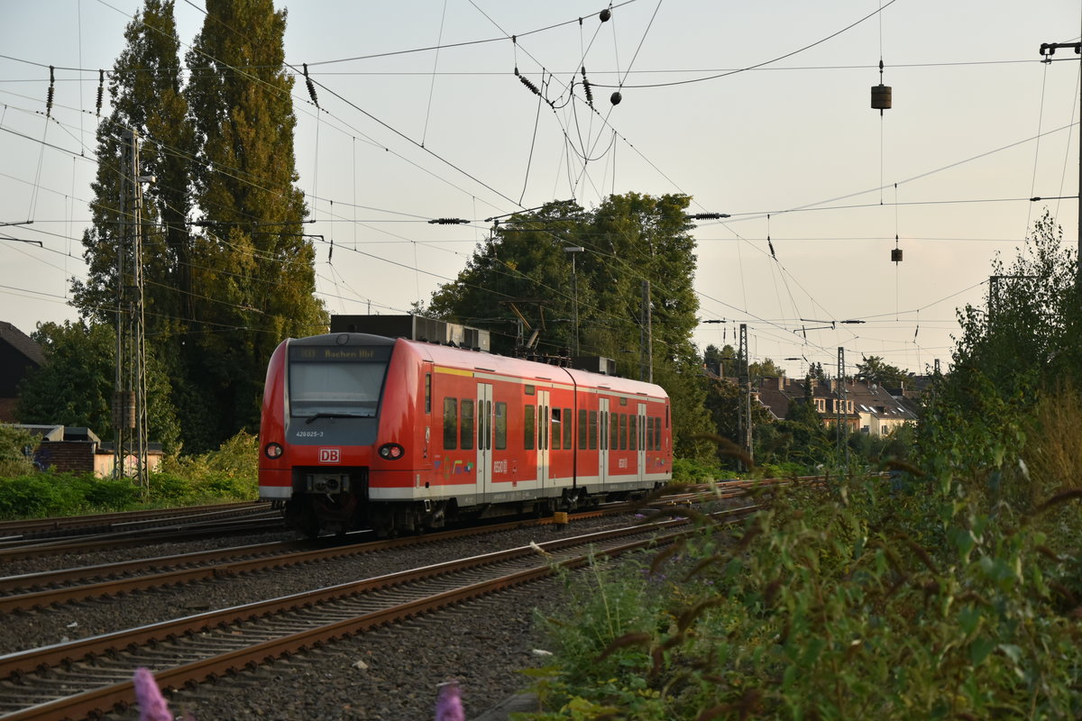 Singelfahrend ist dieser RB 33 Triebwagen/426 025 unterwegs gen Aachen Hbf.
Es dürfte recht  gemütlich  im Innenraum gewesen sein, da zu der Uhrzeit eigentlich in vollen Zügen gereist wird. Rheydt, 26.9.2017