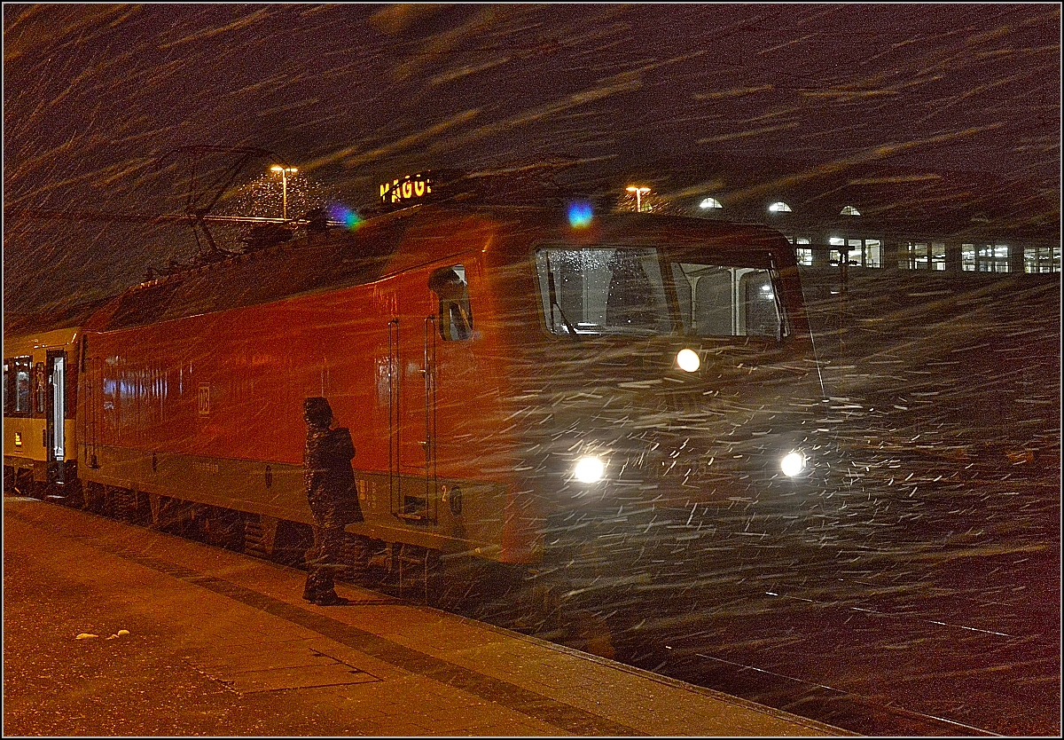 Singen am Abend. Sauwetter und heftiger Schneefall kurz vor Abfahrt des IC mit 120 159-9 Richtung Stuttgart. Januar 2015.