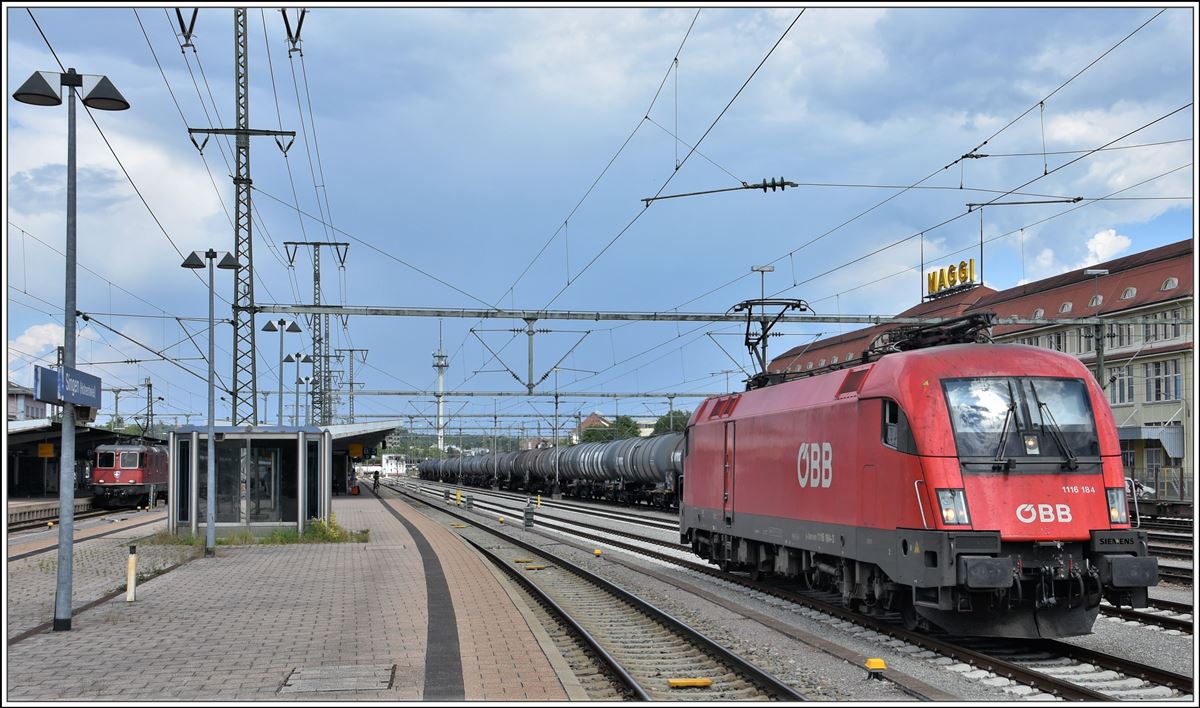 Singen in ausländischer Hand. SBB Re 4/4 II 11304 mit IC 487 nach Zürich HB und ÖBB 1116 184 für IC 186 nach Stuttgart. (16.07.2018) 