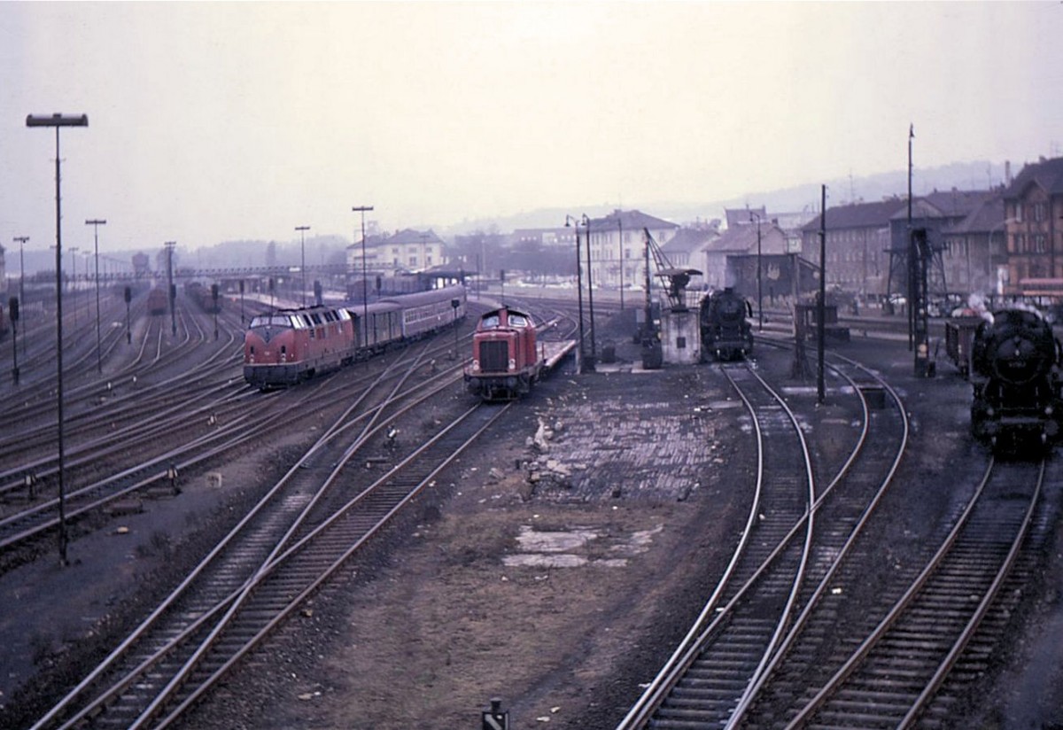 Singen (Hohentwil) an einem trüben 28.Februar 1969: links Ausfahrt der Diesellok 221 149, rechts davon Rangierlok 211 347 und die beiden Dampfloks 50 3024 und 50 503. 