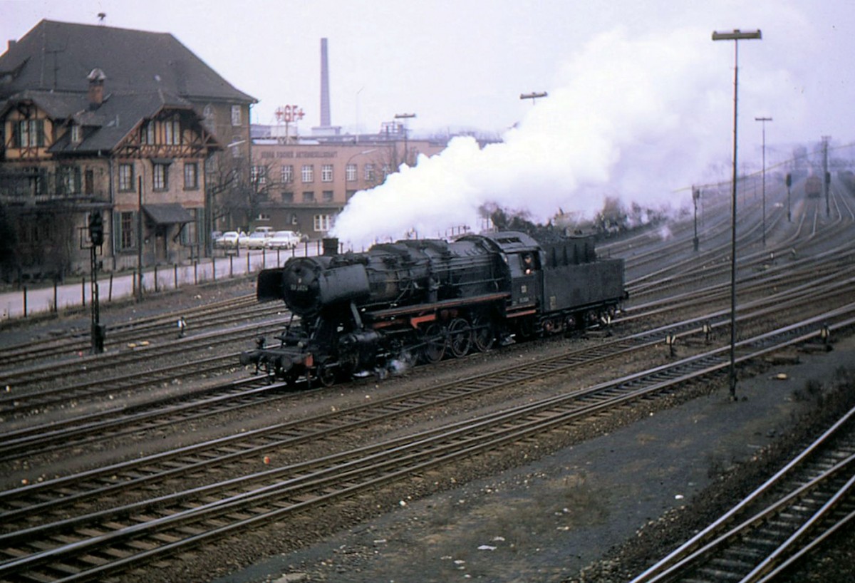 Singen (Hohentwil) an einem trüben 28.Februar 1969: Durchfahrt der Dampflok 50 3024. 