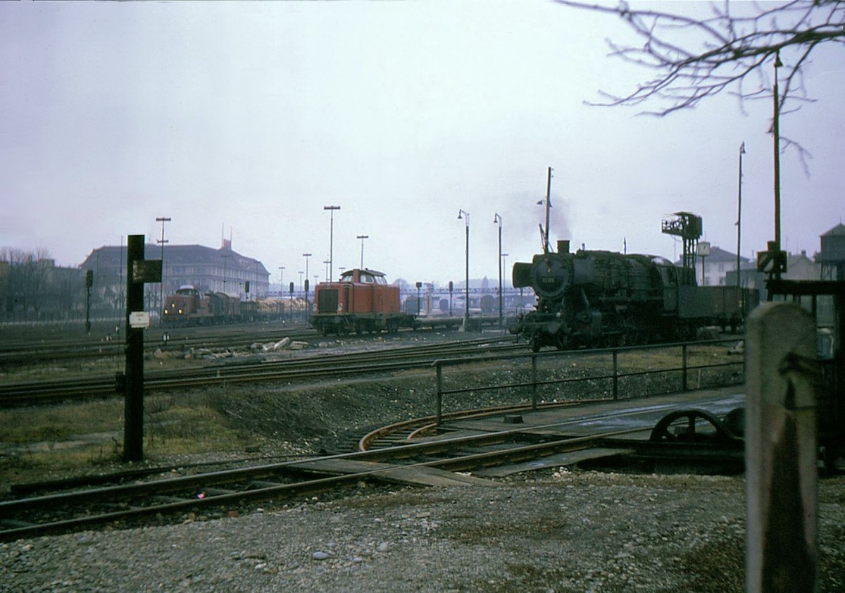 Singen (Hohentwil) an einem trüben 28.Februar 1969: Die unterschiedlichsten Triebfahrzeuge - ganz links SBB Bm6/6 18513 (offenbar u.a. mit Holztransporten beschäftigt), DB 211 347 und die Dampflok 50 503. Auch die Drehscheibe ist eine Art  Schienenverkehr .  