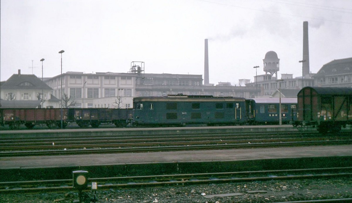 Singen (Hohentwil) an einem trüben 28.Februar 1969: SBB Bm4/4 II 18452 wartet in der Düsternis des nebligen Tages. 
