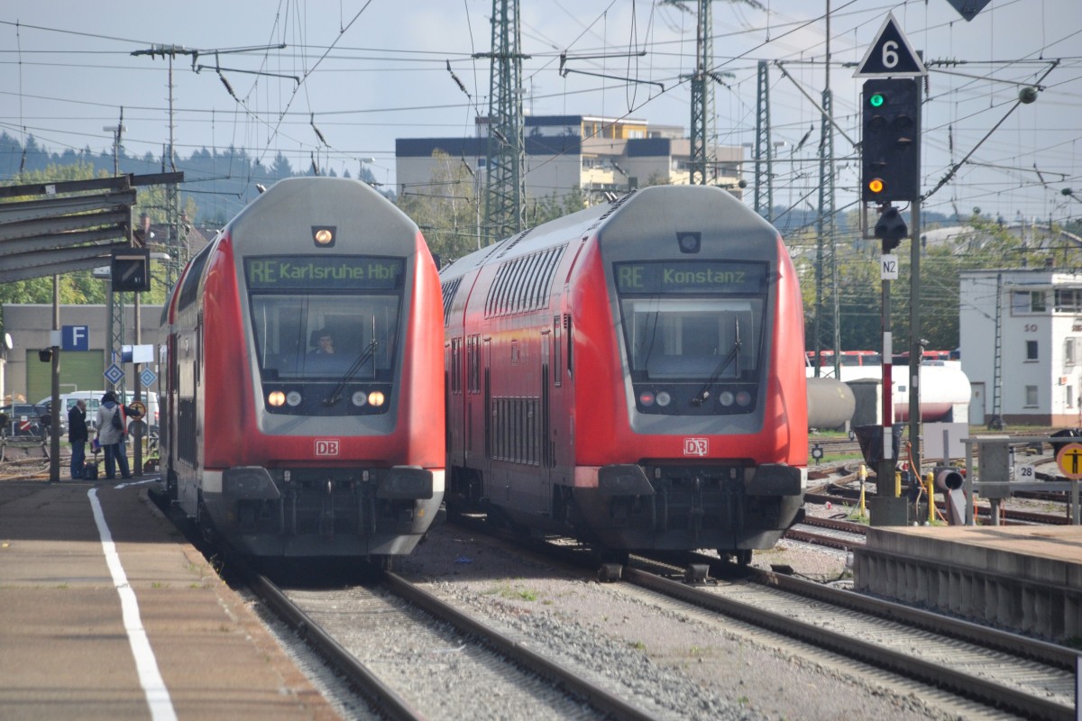 SINGEN/Hohentwiel (Landkreis Konstanz), 01.10.2014, links ein RE von Konstanz nach Karlsruhe Hbf bei der Einfahrt, rechts der Gegenzug bei der Ausfahrt