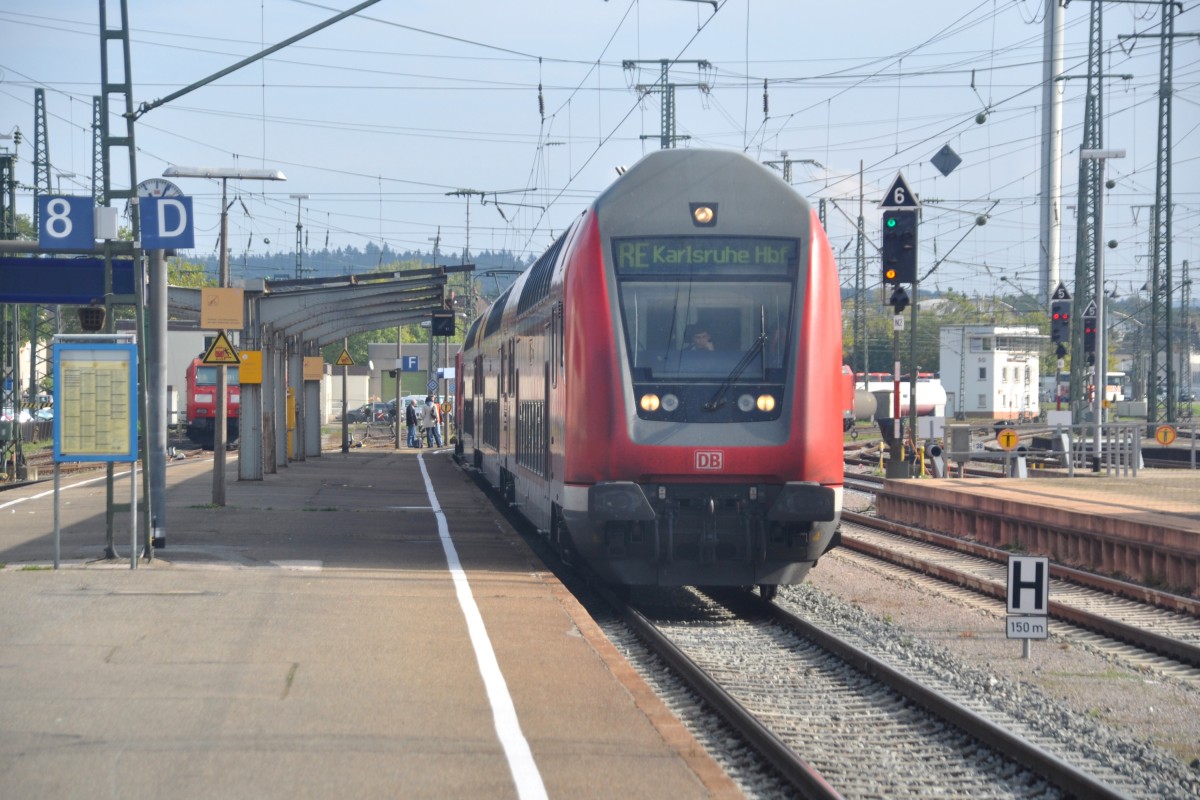 SINGEN/Hohentwiel (Landkreis Konstanz), 01.10.2014, RE von Konstanz nach Karlsruhe Hbf bei der Einfahrt