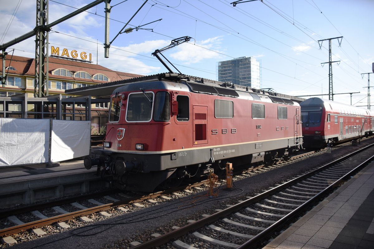 SINGEN/Hohentwiel (Landkreis Konstanz), 11.09.2017, SBB-Lok 11304 im Bahnhof Singen (Hohentwiel); dahinter der kurz zuvor eingetroffene RE 19039 von Stuttgart Hbf