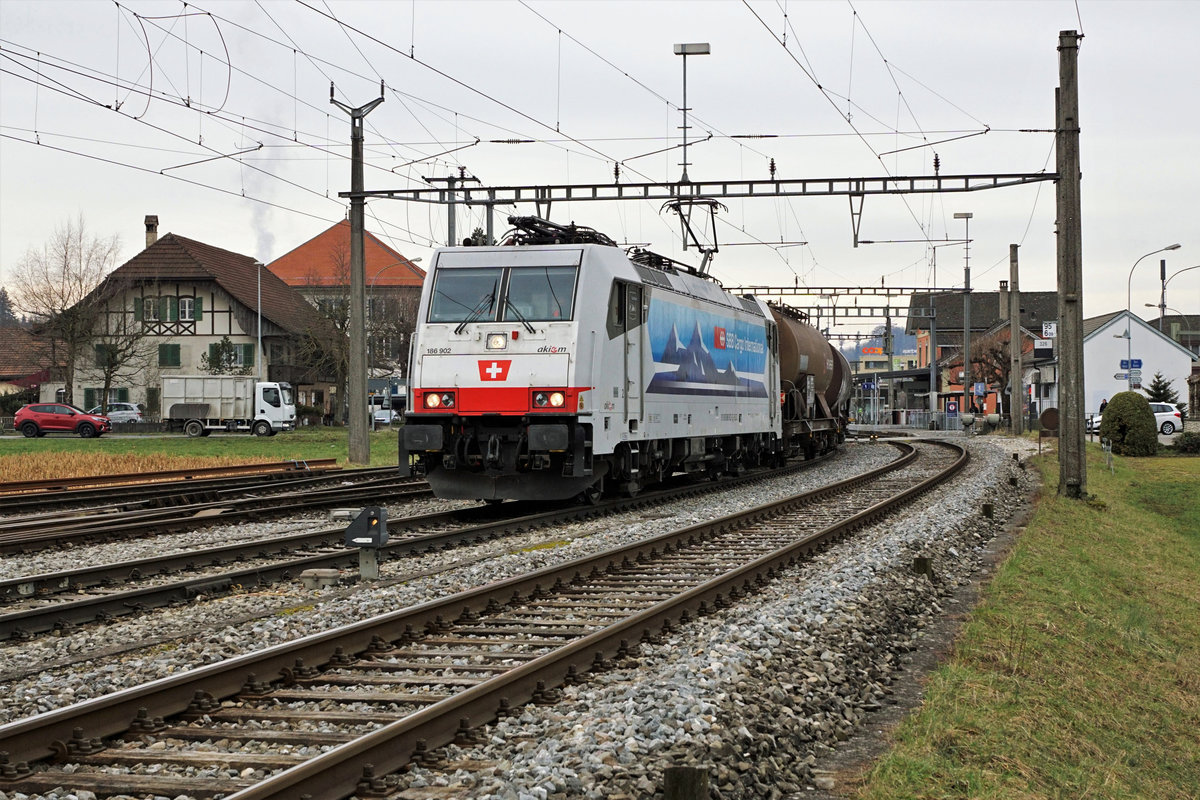 SIRUPZUG AARBERG - ANKLAM.
Am 18. Februar 2021 stand bei SBB Cargo-International für die Rückführung des Leermaterialzuges Aarberg-Karlsruhe die weisse 186 902 im Einsatz.
Verschiedene Impressionen, eingefangen in Aarberg.
Foto: Walter Ruetsch