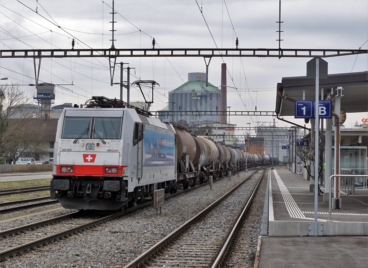 SIRUPZUG AARBERG - ANKLAM.
Am 18. Februar 2021 stand bei SBB Cargo-International für die Rückführung des Leermaterialzuges Aarberg-Karlsruhe die weisse 186 902 im Einsatz.
Verschiedene Impressionen, eingefangen in Aarberg.
Foto: Walter Ruetsch