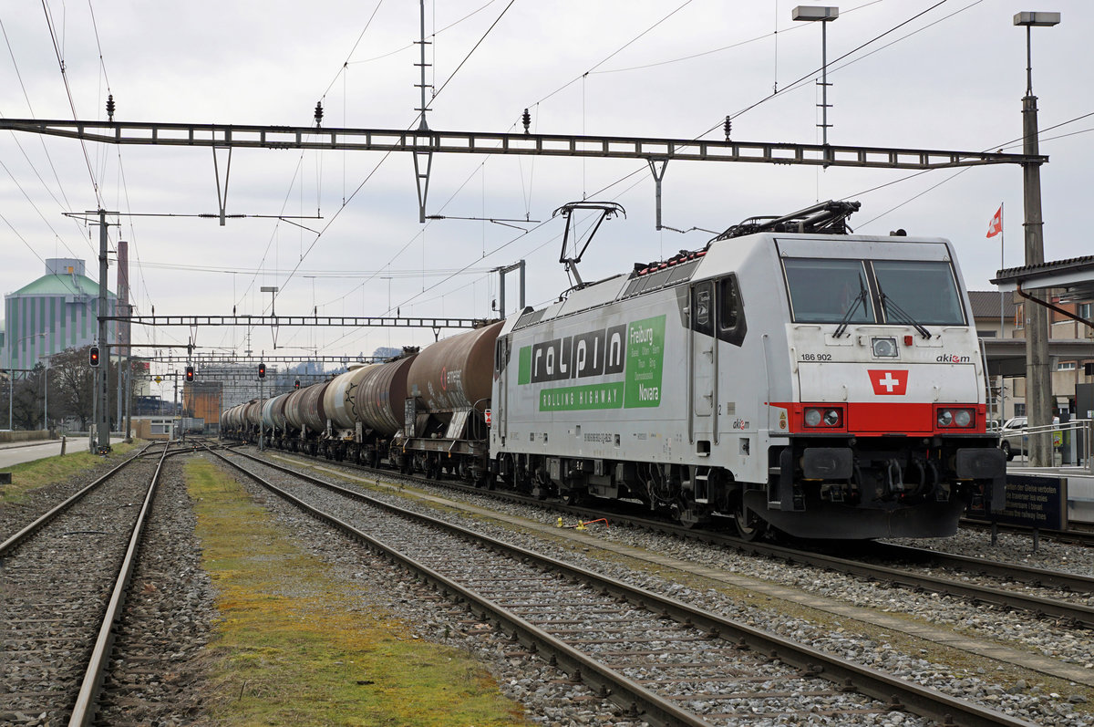 SIRUPZUG AARBERG - ANKLAM.
Am 18. Februar 2021 stand bei SBB Cargo-International für die Rückführung des Leermaterialzuges Aarberg-Karlsruhe die weisse 186 902 im Einsatz.
Verschiedene Impressionen, eingefangen in Aarberg.
Mein Fotostandort: Bahnübergang mit Schranke.
Bildausschnitt: Fotoshop.
Die 186 stand mit ihrer Sonderleistung rund eine Stunde vor der Abfahrt nach Karlsruhe bereit.
Foto: Walter Ruetsch