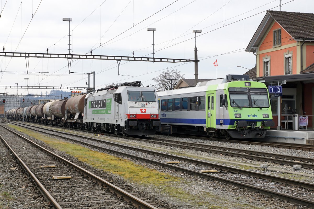 SIRUPZUG AARBERG - ANKLAM.
Am 18. Februar 2021 stand bei SBB Cargo-International für die Rückführung des Leermaterialzuges Aarberg-Karlsruhe die weisse 186 902 im Einsatz.
Verschiedene Impressionen, eingefangen in Aarberg.
Foto: Walter Ruetsch