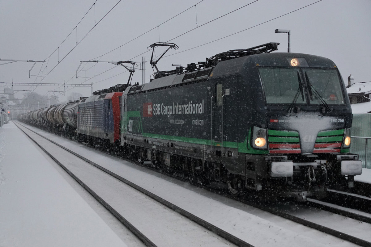 Sirupzug Anklam-Aarberg vom 12. Januar 2021 mit gemischter Traktion bestehend aus der Vectron 193 256 und einer Re 474. Dokumentiert wurde diese nicht alltägliche grenzüberschreitende Sonderleistung bei Schneefall, grosser Kälte und starkem Wind anlässlich der Bahnhofsdurchfahrt Solothurn-Allmend.
Foto: Walter Ruetsch
