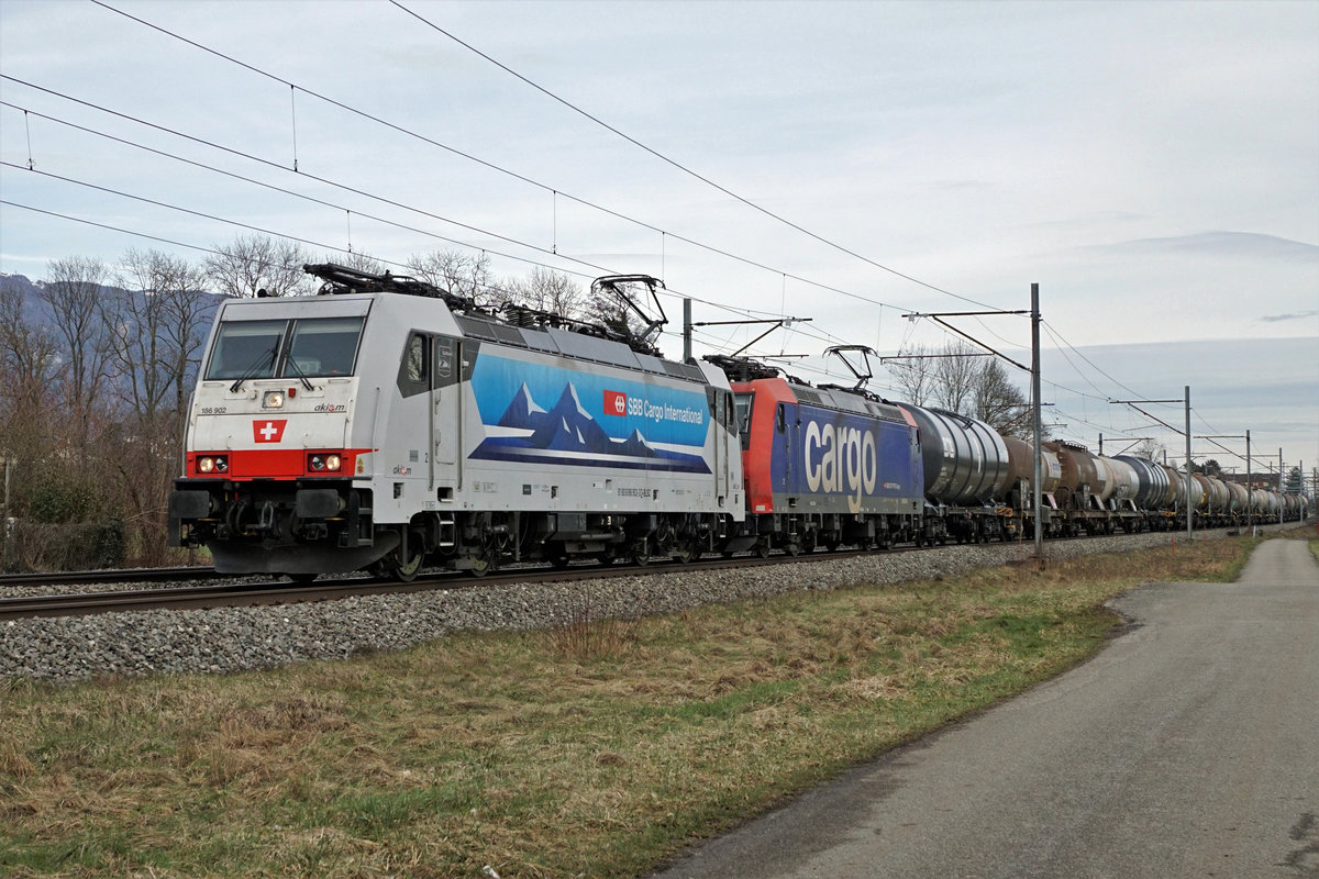 SIRUPZUG ANKLAM - AARBERG.
Am 16. Februar 2021 brachte SBB Cargo-International den schweren Sirupzug mit der einmaligen Doppeltraktion bestehend aus der 186 902 und einer nicht erkennbaren Re 482 ab Karlsruhe nach Aarberg zur Zuckerfabrik. Der Bahnfotograf wurde bei Selzach sehr pünktlich von diesem fotogenen Gespann überrascht.
Foto: Walter Ruetsch