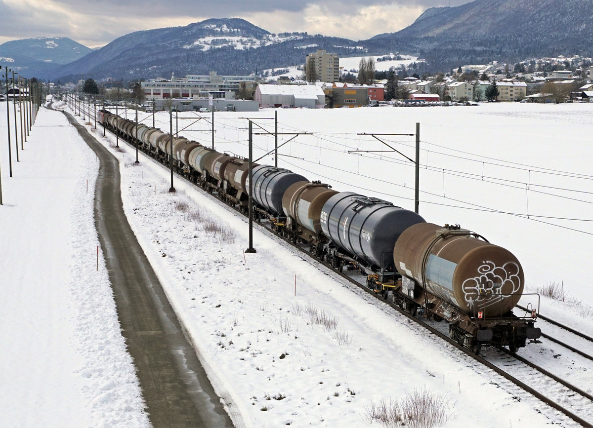 Sirupzugsaison 2021 Anklam-Aarberg.
Endlich hat es bei meinem vierten Versuch geklappt.
Pünktlich passierten am 26. Januar 2021 die Re 482 006 und Re 482 029 mit den Sirupwagen meine Fotostelle zwischen Selzach und Bettlach.
Besondere Beachtung gilt den verschiedenen Wagentypen.
Freundlicher Gruss an Alexander K.
Foto: Walter Ruetsch 