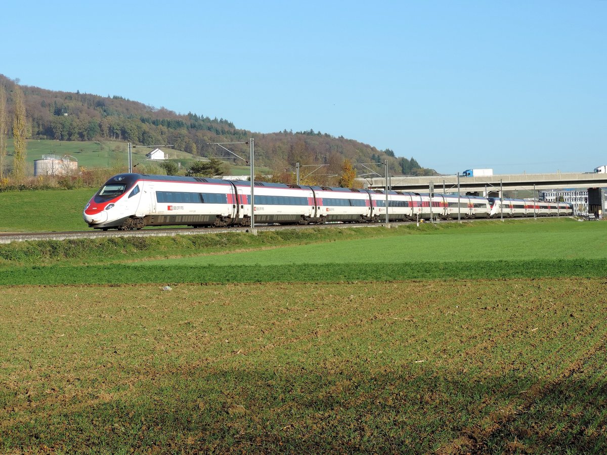 Sissach - 31.10.17 : ETR 610 mit dem EC 52 Milano Centrale - Basel.