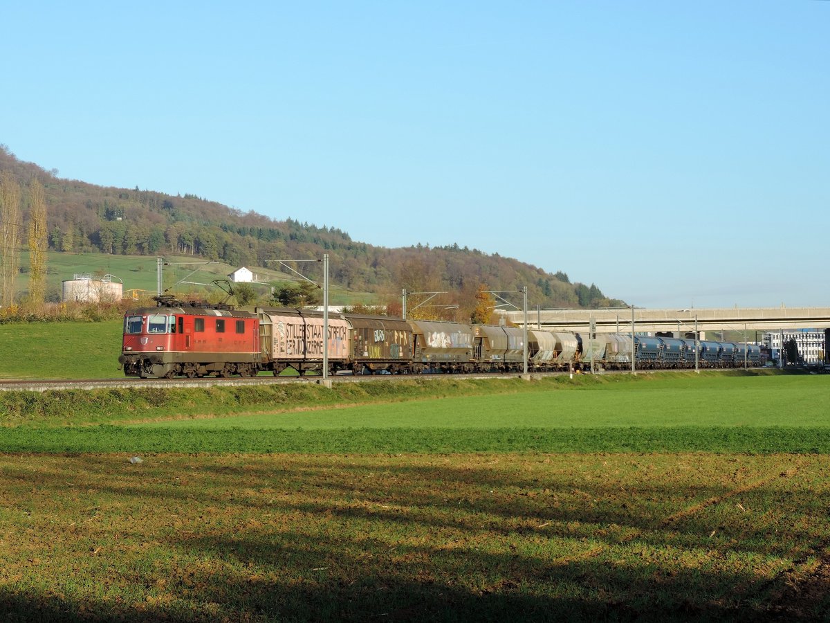 Sissach - 31.10.17 : Re 4/4 II 11232 mit einem Gemichten.
