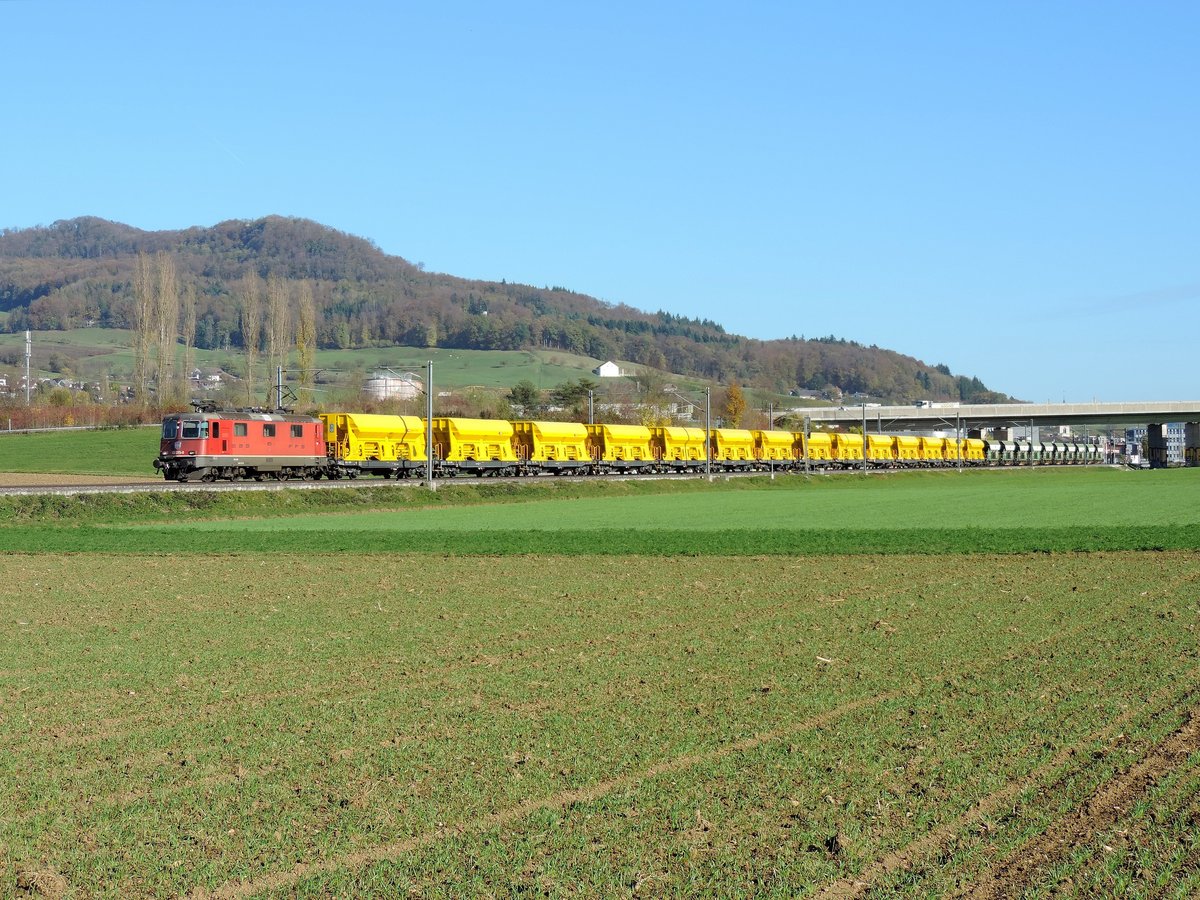 Sissach - 31.10.2017 : Re 420 275 mit einem Kiesszug.
