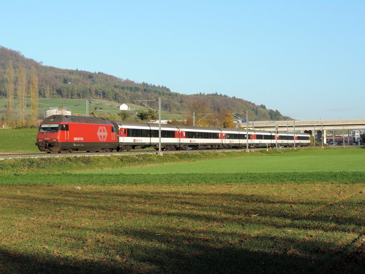 Sissach - 31.10.2017 : Re 460 038 mit dem IR 2272 Zürich - Basel.