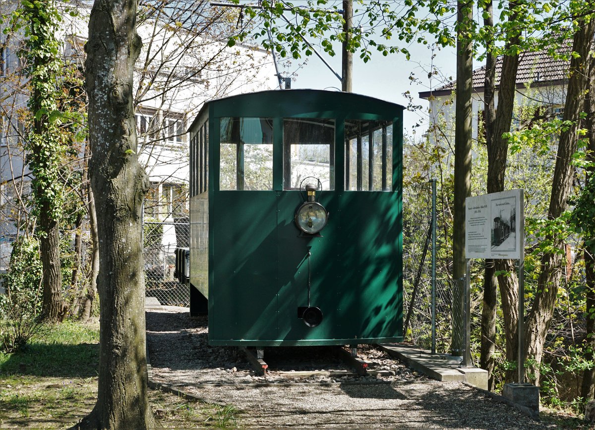 Sissach-Gelterkinden-Bahn (SGB).
1891 bis 1916.
Das waren noch schöne Zeiten
Noch erinnern die Denkmallokomotive SG No. 1 samt Güterwagen in Gelterkinden an das ehemalige  GELTERKINDERLI  das während 25 Jahren als Trambahn im Kanton Baselland im harten Einsatz stand.
Das spezielle Denkmal habe ich am 16. April 2021 erstmals entdeckt und nur kurze Zeit darauf am 23. April 2021 besucht und verewigt.
Foto: Walter Ruetsch