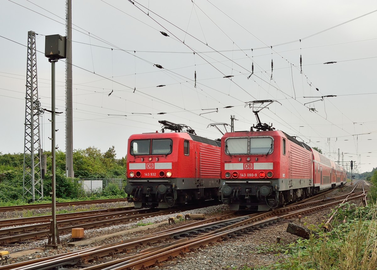Sisteract mal in Grevenbroich, sehr schn lassen sich hier schon die Unterschiede der beiden Schwesterlokomotiven 143 090-9 und der 143 932 erkennen.
Beide trafen sich in Grevenbroich am Freitag den 30.8.2013 als sie Dienst auf der RB 27 von und nach Mnchengladbach taten.