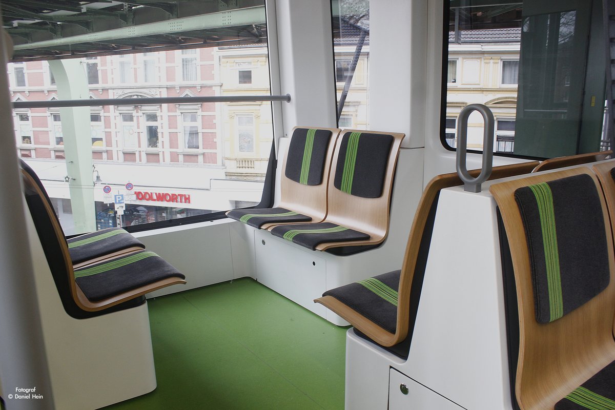 Sitzplätze am Panoramafenster in der neuen Schwebebahn in Wuppertal Vohwinkel, am 18.12.2016.