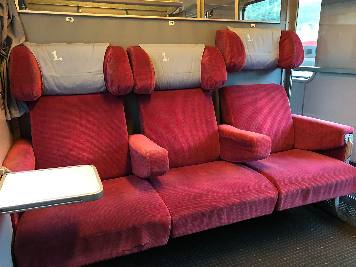 Sitzreihe des DB IC 1.Klasse Abteilwagen. Aufgenommen in Innsbruck Hbf am 06.08.2021