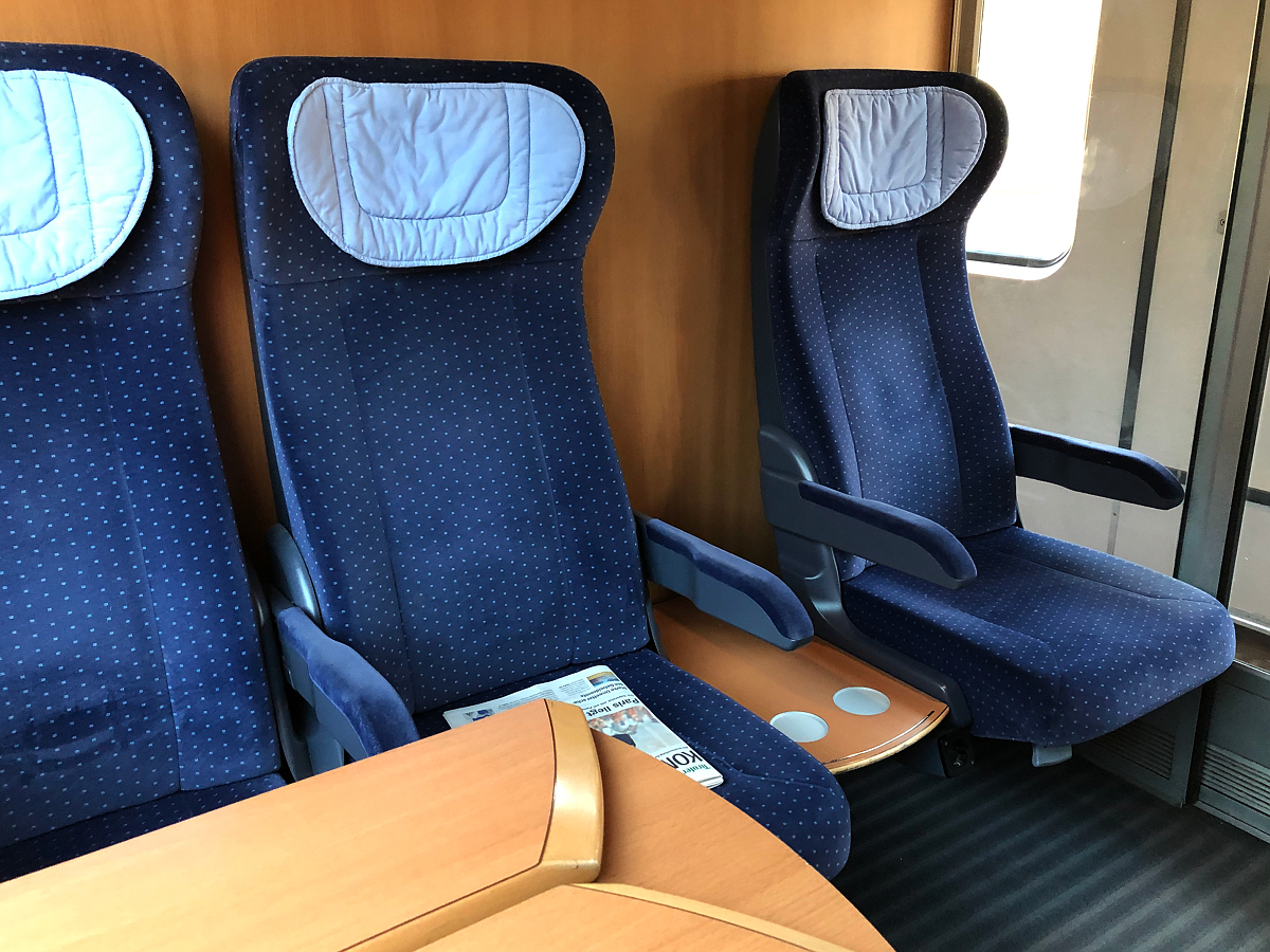 Sitzreihe des DB IC 2.Klasse Abteilwagen. Aufgenommen in Innsbruck Hbf am 12.08.2021