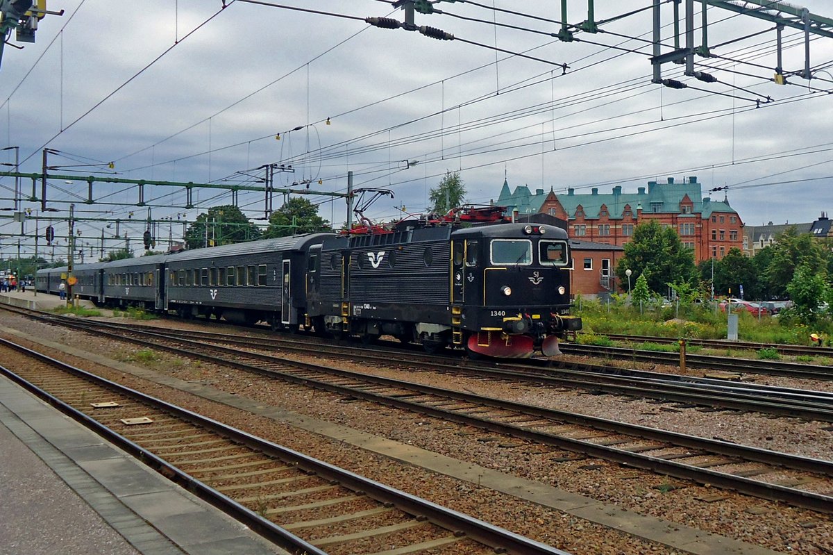 SJ 1340 zieht ein IC aus Gävle nach Stockholm am 12 September 2015.