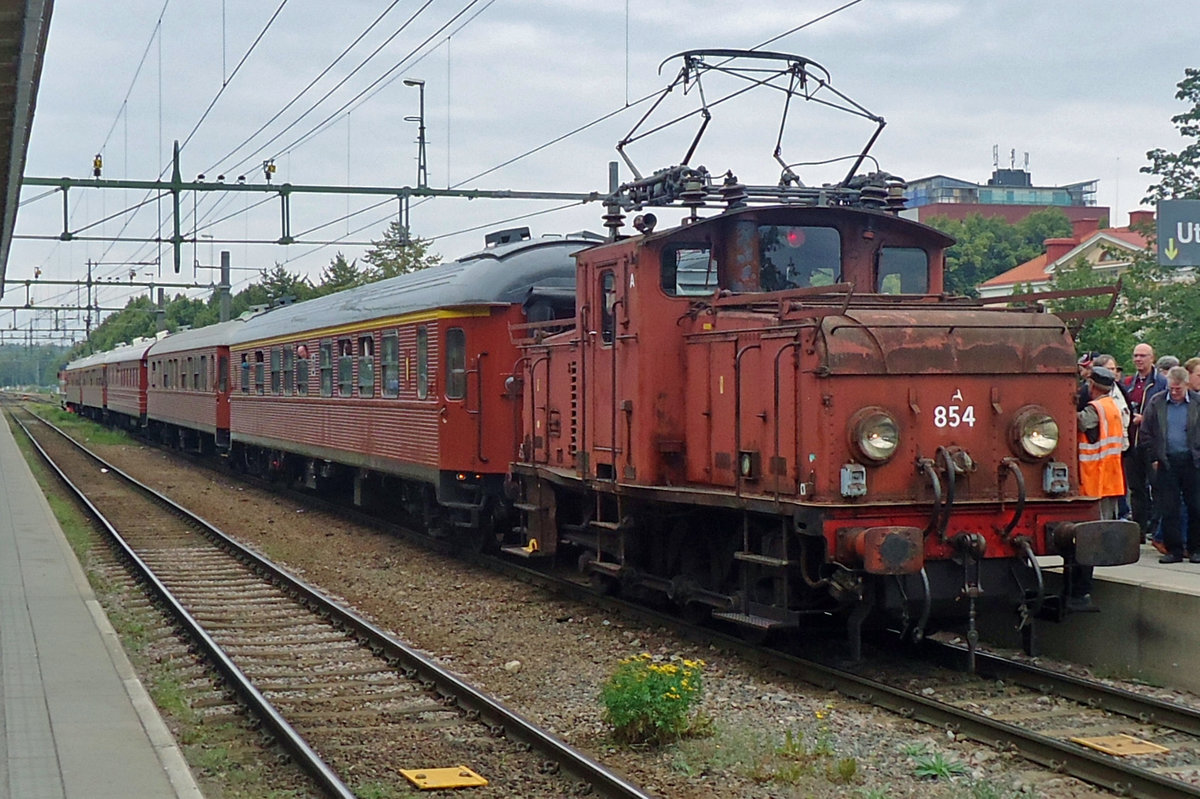 SJ 854 rangiert am 12 September 2015 mit ein Sonderzug in Gävle.