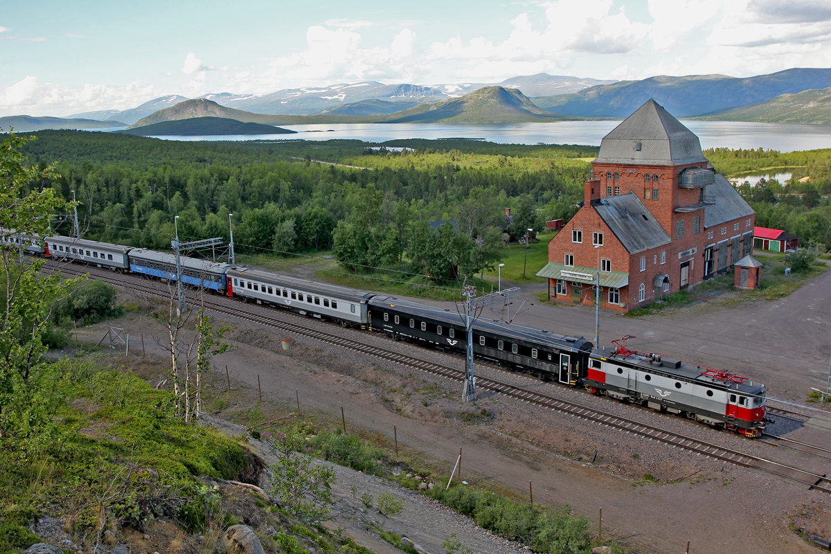 Sj Lok Rc6 1326 kommt mit dem Ic 96 von Narvik kommend nach Stockholm am 19.7.2014 beim Bf Torne Träsk vorbei