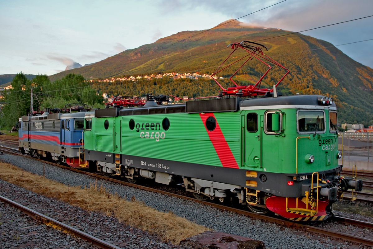 Sj Loks Rc4 1281 und 1175 fahren aus dem Lokschuppen Narvik kommend in den Containerhafen um einen Klv Zug an den Haken zu nehmen der danach auf einer meiner Bilder zu sehen ist in Straumsnes.Bild vom 19.7.2014
