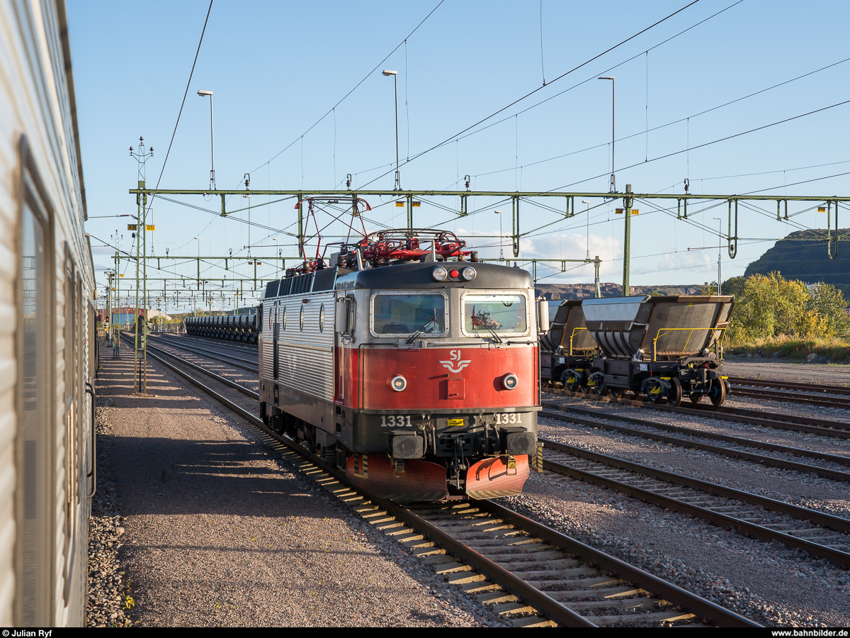 SJ Rc6 1331 umfährt am 4. September 2019 im neuen Bahnhof Kiruna den Nachtzug Narvik - Stockholm.
