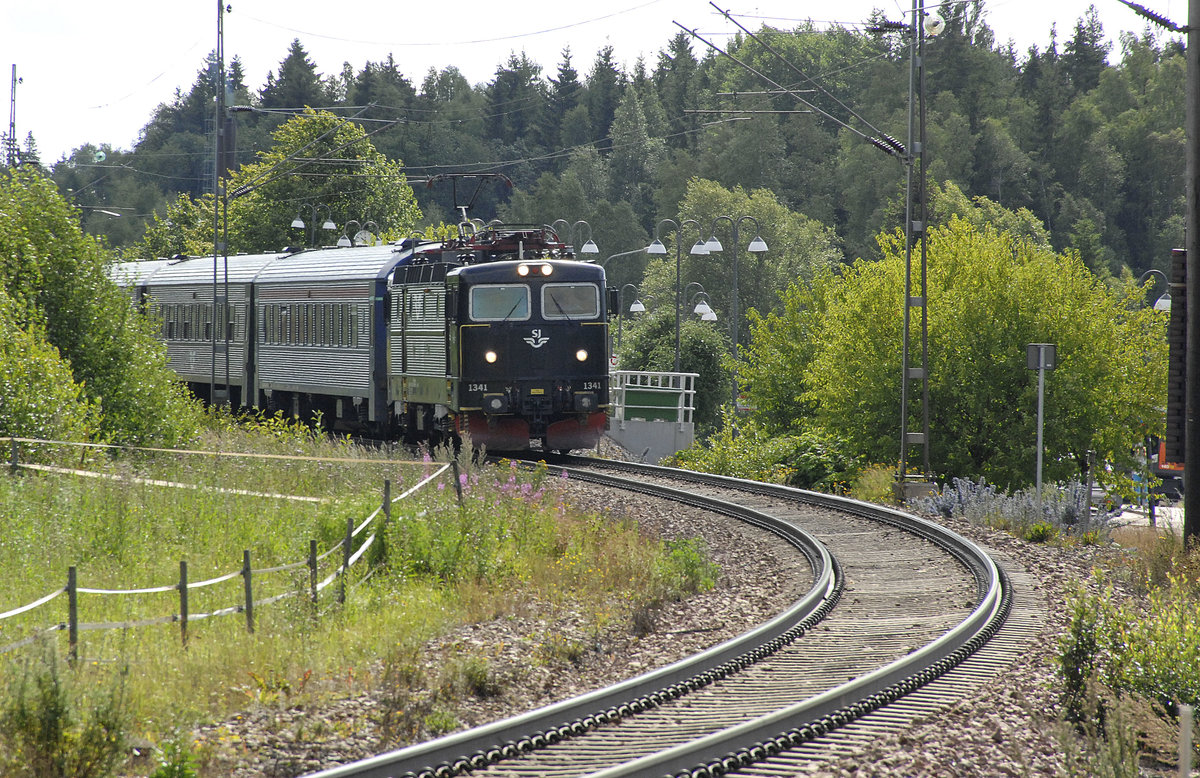 SJ Rc6 1341 auf der Strecke zwischen Leksand und Borlänge in Dalarna. Aufnahme: 1. August 2017.