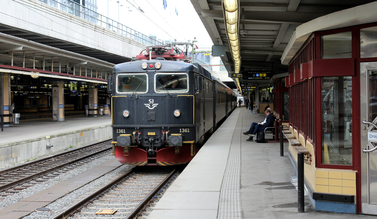 SJ Rc6 1361, verlässt am Morgen des 02.05.2018 als R 10917 nach Eskilstuna C, Stockholm C am Gleis 14.