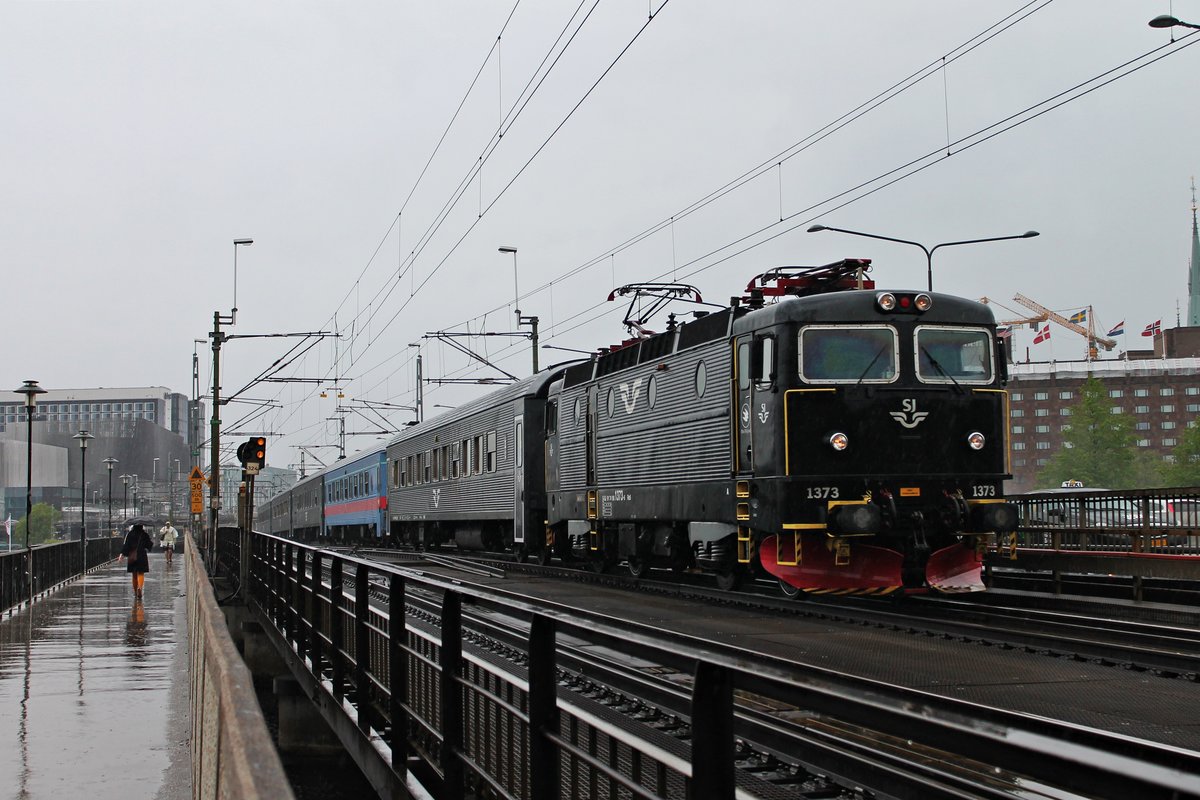 SJ Rc6 1373 am 30.05.2015 mit einem Regionalzug nach Hallsberg bei der Ausfahrt aus Stockholm C gen Süden.