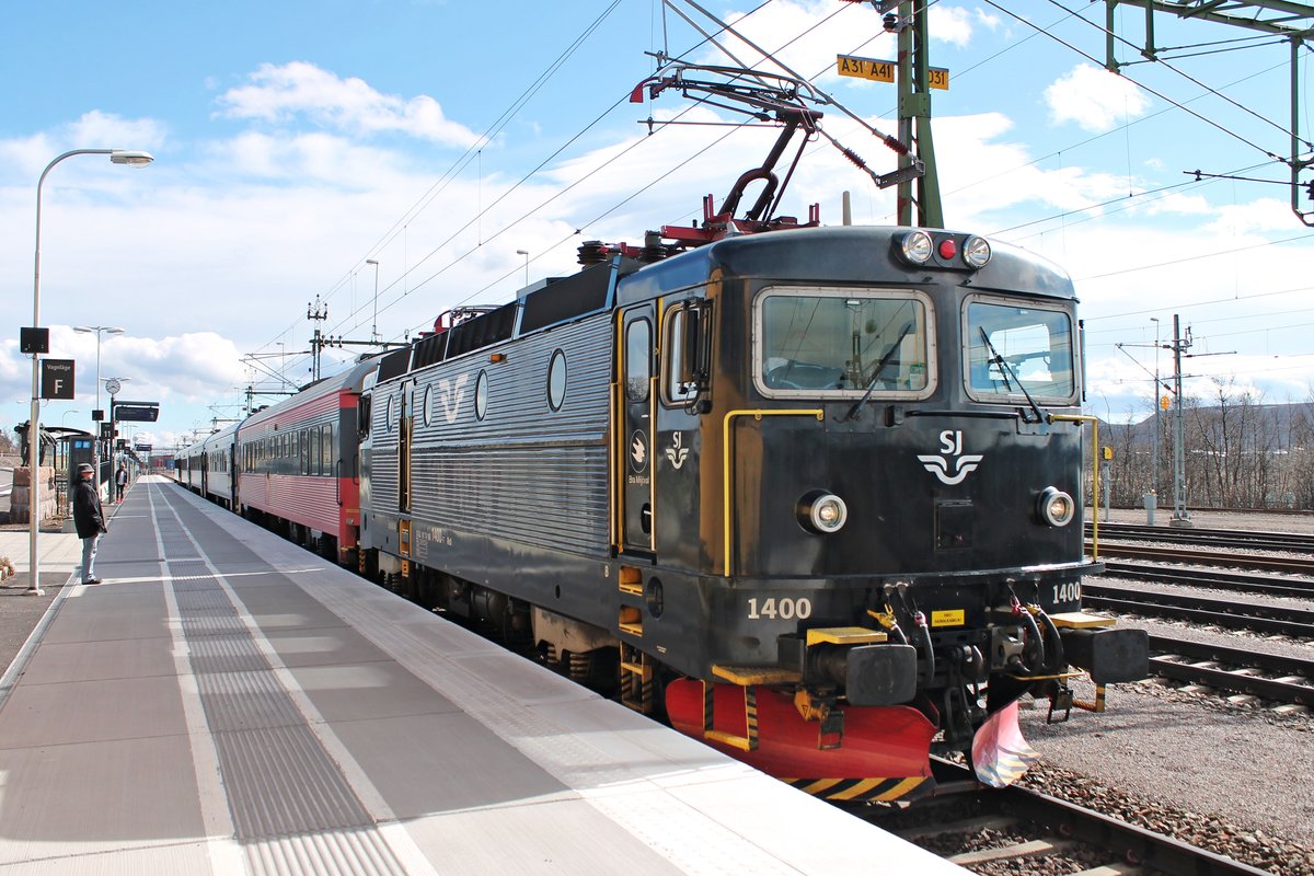 SJ Rc6 1400 am 02.06.2015 nach dem Umsetzten von Natttåget 93 (Narvik - Stockholm C) im neuen Bahnhof von Kiruna.
