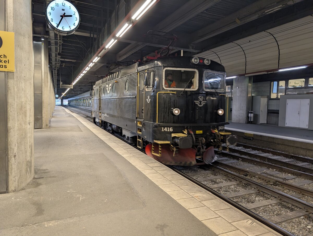 SJ Rc6 1416 rangiert am 22.08.2025 in Stockholm Central