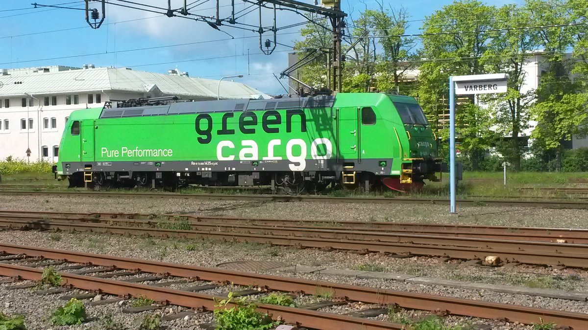 SJ Re 1435 im Bahnhof Varberg, Halland, Schweden. 29.05.2015