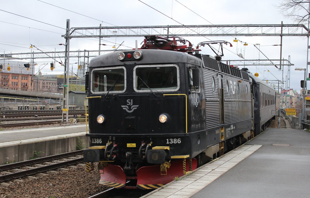 SJ Regional 916 gezogen von SJ Rc6 1386, erreicht von Hallsberg kommend, am Morgen des 02.05.2018 seinen Endbahnhof Stockholm C am Gleis 19.