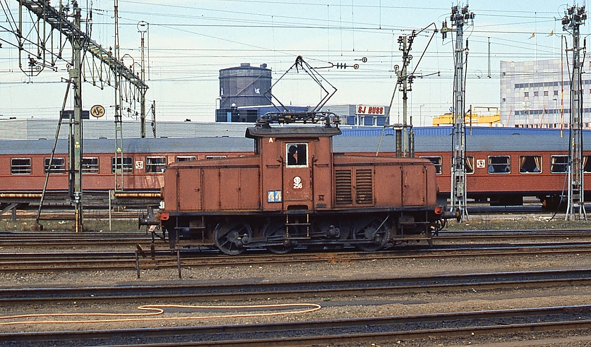 SJ Ub 256 im Mai 1988 an einem unbekannten Aufnahmeort. Vielleicht können mir hier Schwedenkenner bei der Lokalisierung anhand der Gebäude im Hintergrund weiterhelfen. Die Lok wurde 1933 in Dienst gestellt und 1985 zur Ue umgebaut, aber bereits 1995 ausgemustert.