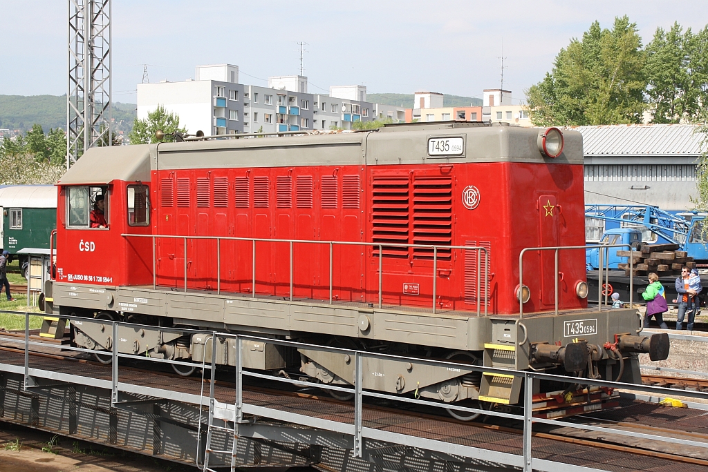 SK-JUSO 720 594-1 (angeschrieben als CSD T435 0594) am 12.April 2014 auf der Drehscheibe im Depot Bratislava Východ.

